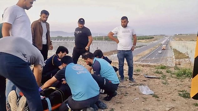 Dilek Kavşağı'nda Otomobiller Çarpıştı, Ekipler Seferber Oldu