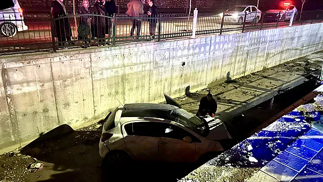 Direksiyon Hakimiyetini Kaybeden Sürücü Sulama Kanalına Uçtu