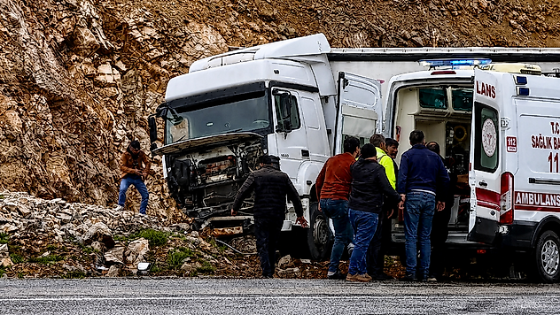 Direksiyon Hakimiyetini Kaybetti, Tır Yoldan Çıktı