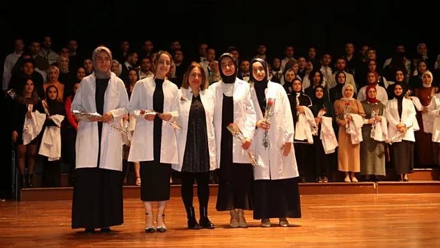 Diş Hekimliği Fakültesi'nde Beyaz Önlük Giyme Töreni Düzenlendi