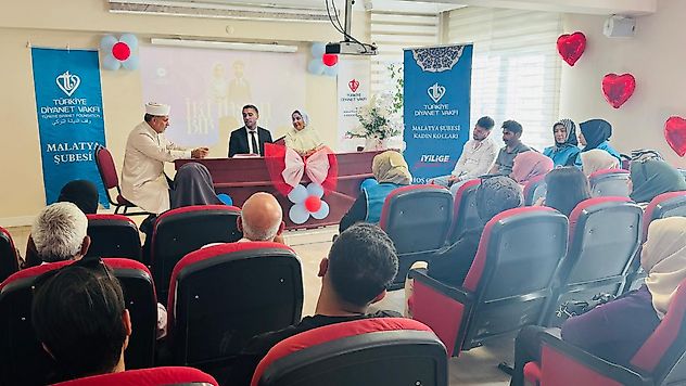 Diyanet'ten Genç Çiftlere Destek: İki Çiftin Nikâhı Kıyıldı