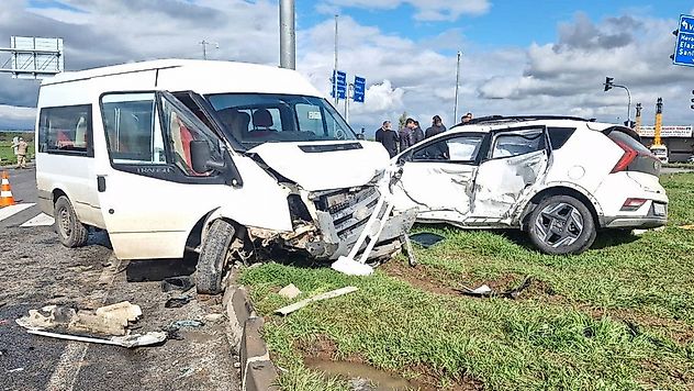 Diyarbakır'da Servis Minibüsü ile Otomobil Çarpıştı: 13'ü Öğrenci 15 Yaralı