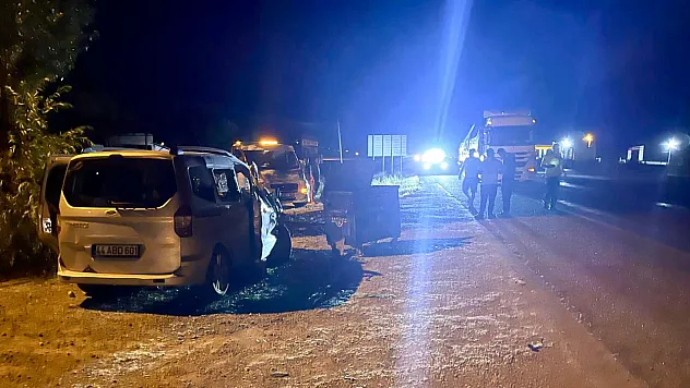 Doğanşehir'de Hafif Ticari Araç ile Tır Çarpıştı: 2 Yaralı