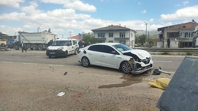 Doğanşehir'de İki Araç Çarpıştı: 2 Yaralı