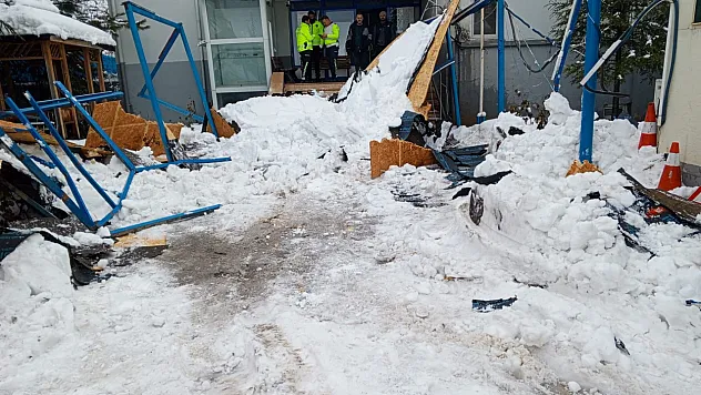 Doğanşehir'de Kar Yağışı Nedeniyle Sundurma Çöktü