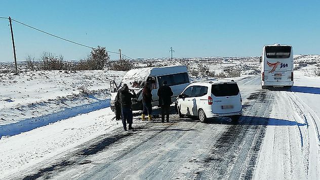 Doğu'da kar, batıda rüzgâr uyarısı