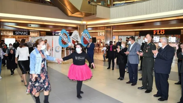 Down Sendromlu Çocuklar Sergi Ve Defileyle Yeteneklerini Sergilediler
