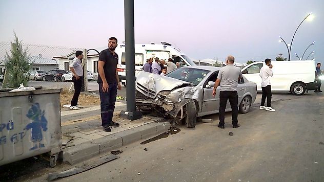 DSİ Kavşağında U Dönüşü Kazası: 2 Yaralı
