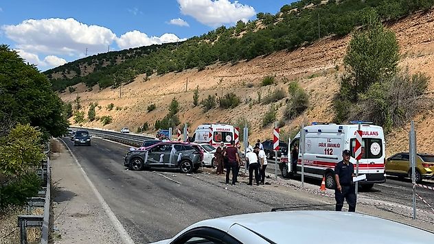 Düğün Konvoyunda Zincirleme Kaza: 4 Yaralı