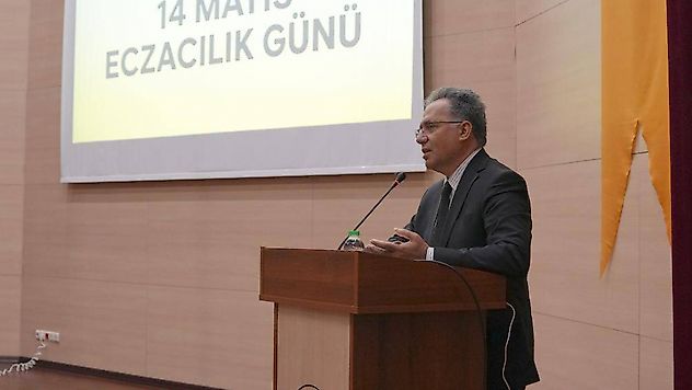 Eczacılık Fakültesinde öğrenciler beyaz önlük giymenin heyecanını yaşadı