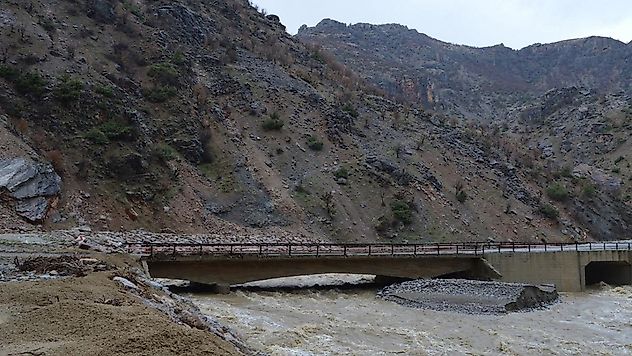 Elazığ'da sağanak yağış sonrası dereler taştı