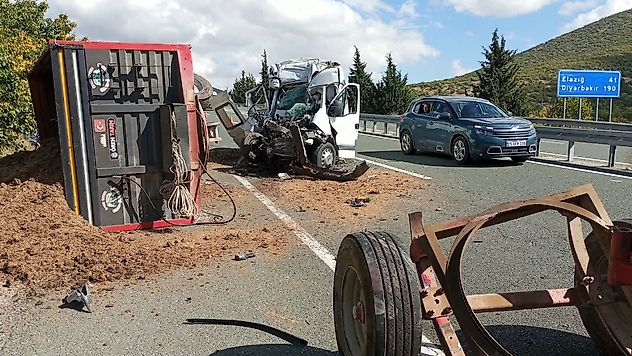 Elazığ-Malatya Yolunda Minibüs Traktöre Çarptı: 1 Yaralı
