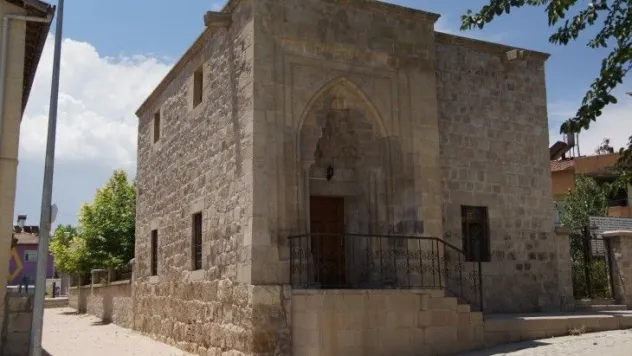 Emir Ömer Mescidi Ve Türbesi