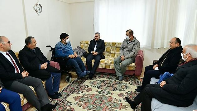 Engelli Ahmet Karakuş'u Örnek Mücadelesinde Yalnız Bırakmadık