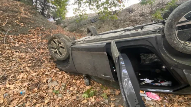 Erkenek'te İki Ayrı Kazada Araçlar Şarampole Yuvarlandı