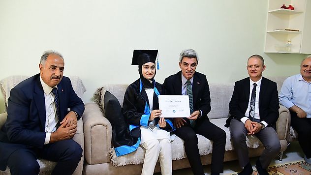 Evde Eğitim Alan Öğrenciye Karnesini İl Müdürü Takdim Etti