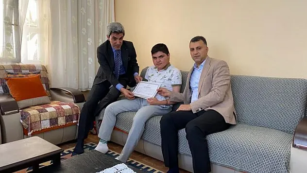 Evde Eğitim Gören Öğrencimize Diploma Sürprizi