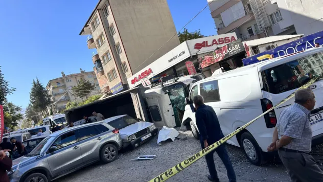 Feci Kaza: Freni Patlayan Hafriyat Kamyonu Zincirleme Kazaya Neden Oldu