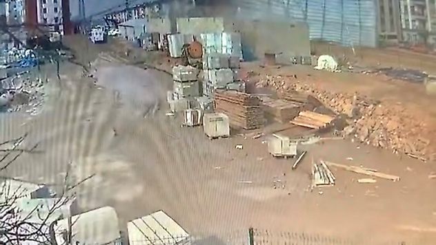 Fırtına Şantiyeyi Vurdu: Depo Çatısı Havalandı