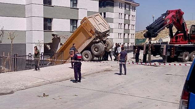 Freni boşalan hafriyat kamyonu TOKİ konutlarına çarptı: Sürücü yaralandı