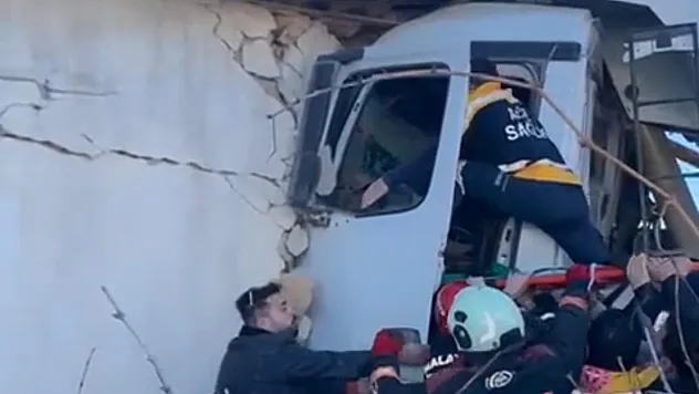 Freni Patlayan Kamyon Eve Girdi: Sürücü Yaralandı