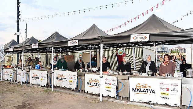 Gastronomi ve Kültür Sokağı'nda  Ev Hanımları Yemek Yarışması Heyecanı