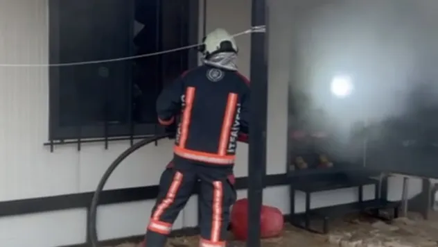 Gazi Mahallesinde Konteyner Yangını Korkuttu