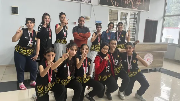 Gazi Ortaokulu Yıldız Kızlar Voleybolda Grup Şampiyonu
