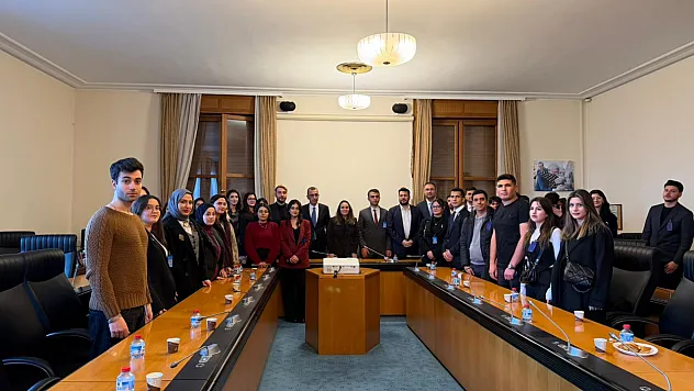 Gençlerden Türkeş Taş'a Yoğun İlgi