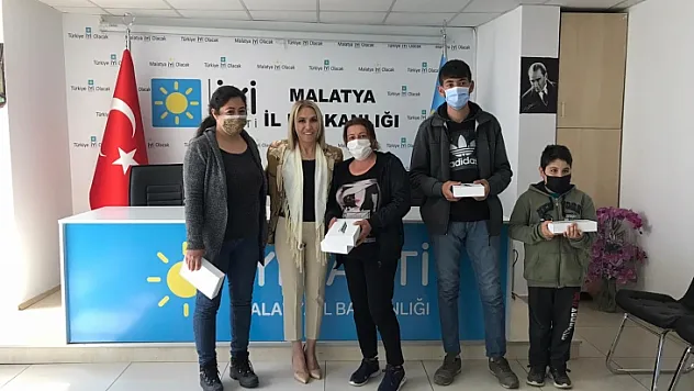 Gençlere Tablet Hediye Edildi