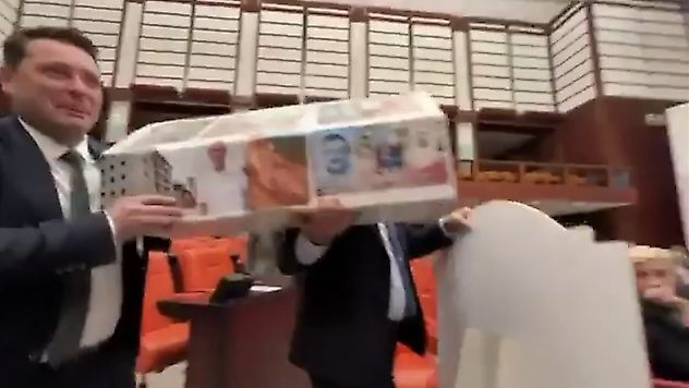 Genel Kurul'da Gergin Anlar: Maket Tabut Tartışması Gölgesinde Emekli Düzenlemesi Geçti