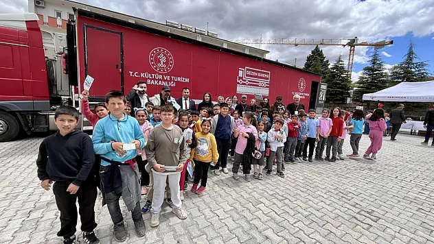 Gezen Sinema Tırı Hekimhan'da Çocuklarla Buluştu