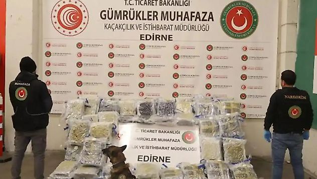Gümrüklerde uyuşturucu operasyonu: 886 kilo esrar, 200 kilo metamfetamin ele geçirildi