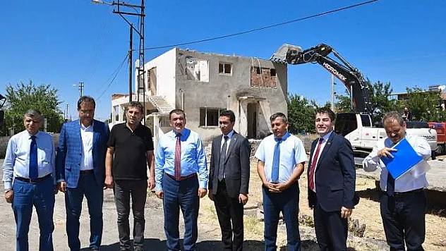 Cevatpaşa Mahallesinde kamulaştırılan binaların yıkımı gerçekleştiriliyor