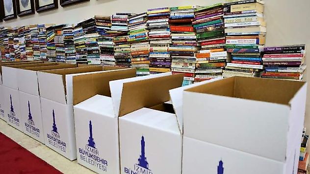 Tebrik çiçeği yerine 10 bin kitap toplandı