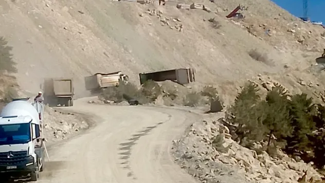 Hafriyat Kamyonu Devrildi, Kaza Ucuz Atlatıldı