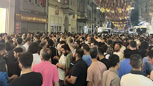 Halk, İslam düşmanı Leman dergisini protesto etti