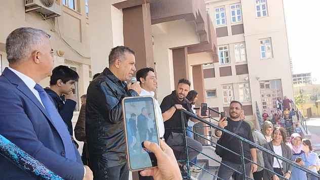 Haluk Levent, Depremde Yıkılan Okulu Unutmadı