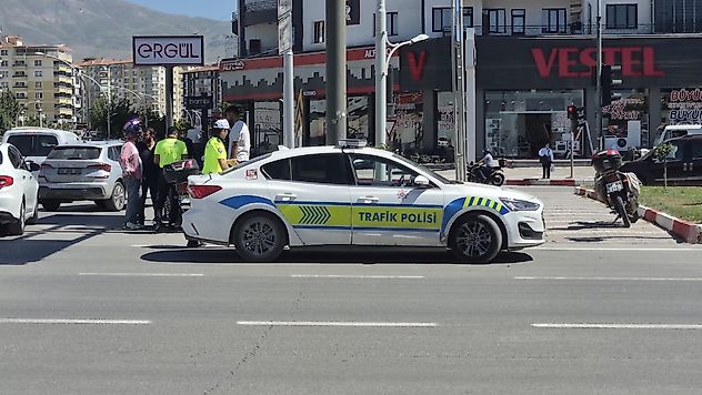 Hava Lojmanları Kavşağı'nda Kaza: Motosiklet Sürücüsü Yaralandı