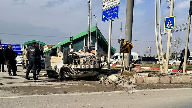 Hava Lojmanları Kavşağında Feci Çarpışma: Araç Ters Döndü, 5 Yaralı