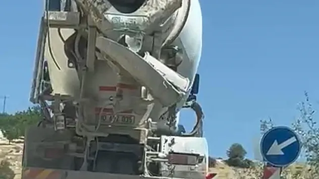 Hekimhan'da beton mikserinin yola beton dökmesi tepki çekti