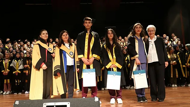 Hemşirelik Fakültesi'nde Mezuniyet Sevinci