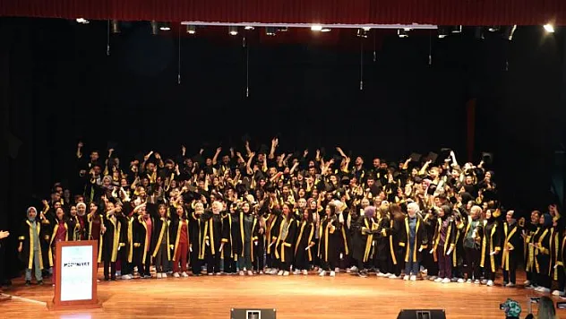 Hemşirelik Fakültesinde Mezuniyet Coşkusu