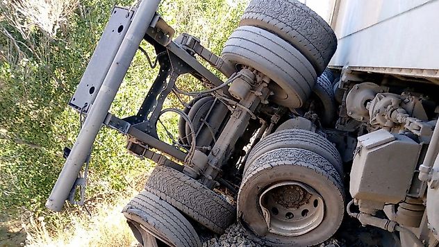 Hemzemin geçitte yük treni kamyona çarptı: 1 yaralı
