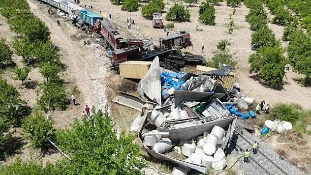 İki yük treni kafa kafaya çarpıştı