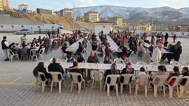 İkizce TOKİ'de Depremzedelere Bin Kişilik İftar
