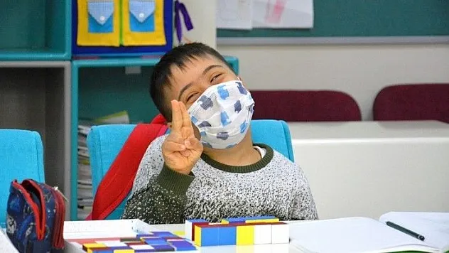 İl Milli Eğitim Müdürü Battal Kanbay Kendisine Mektup Yazan Öğrenciyi Okulunda Ziyaret Etti.