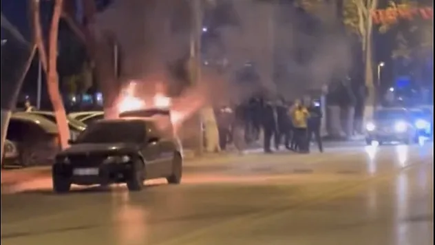 İnönü Caddesi'nde Araç Yangını Paniğe Neden Oldu