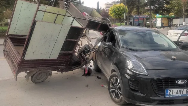 İnönü Caddesi'nde Tehlikeli Dönüş: Otomobil ile Motosiklet Çarpıştı