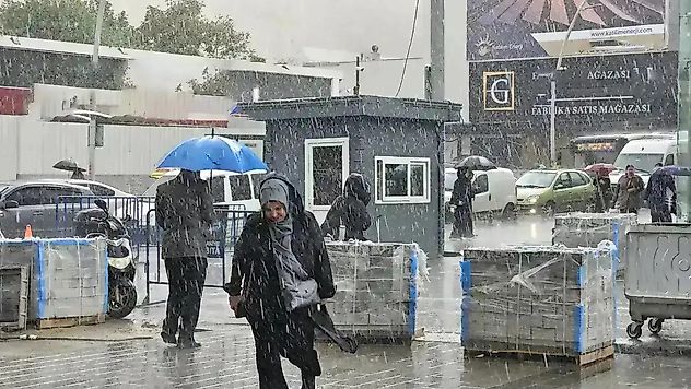 İstanbul'da kuvvetli sağanak ve fırtına uyarısı